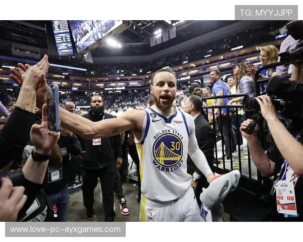 库里登场三分速燃,勇士主场再度沸腾 库里登场三分速燃,勇士主场再度沸腾