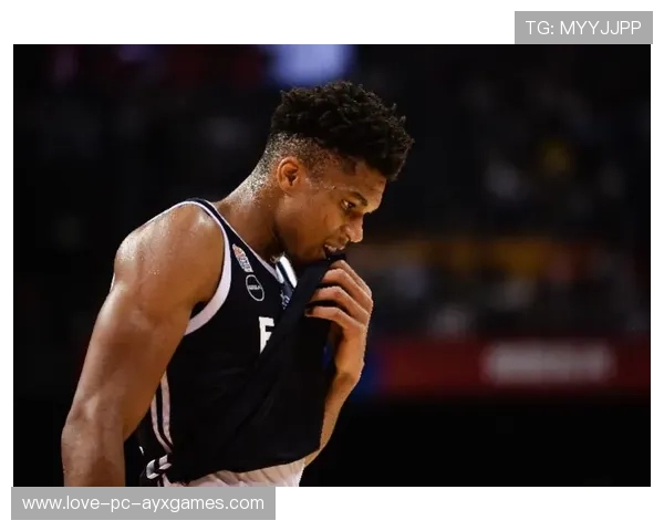 字母哥与社区老人共进午餐，现实中的亲和力令人感动